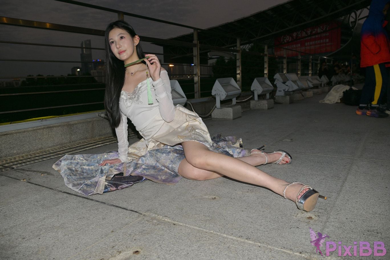 Featured Street Photography Works No.5657 Chinese style horse faced skirt with a bowl of fish PixiBB.COM 066