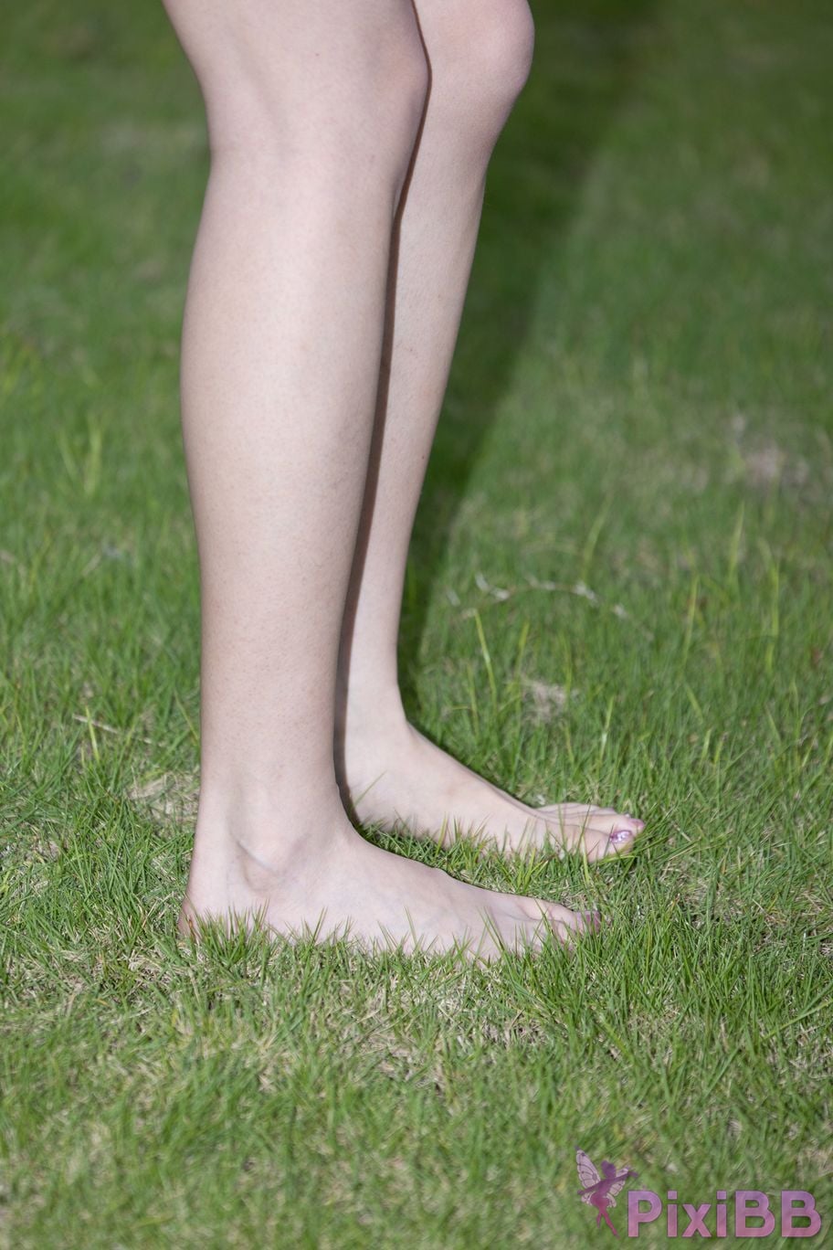 Featured Street Photography Works No.5660 Xiao Yue lawn bare feet PixiBB.COM 001