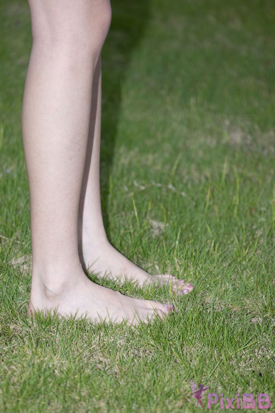 Featured Street Photography Works No.5660 Xiao Yue lawn bare feet PixiBB.COM 002