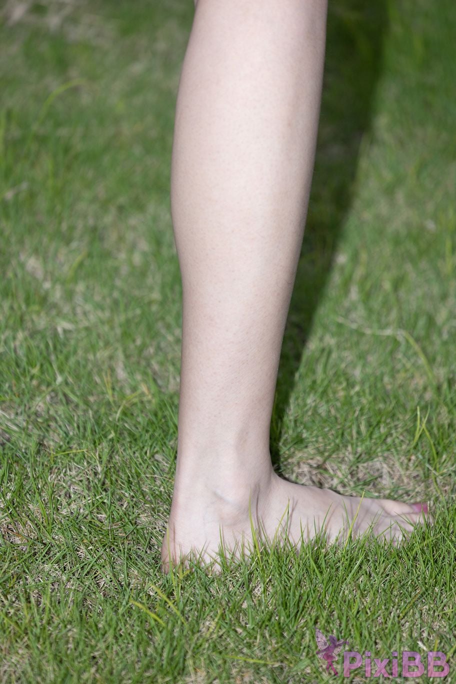 Featured Street Photography Works No.5660 Xiao Yue lawn bare feet PixiBB.COM 007