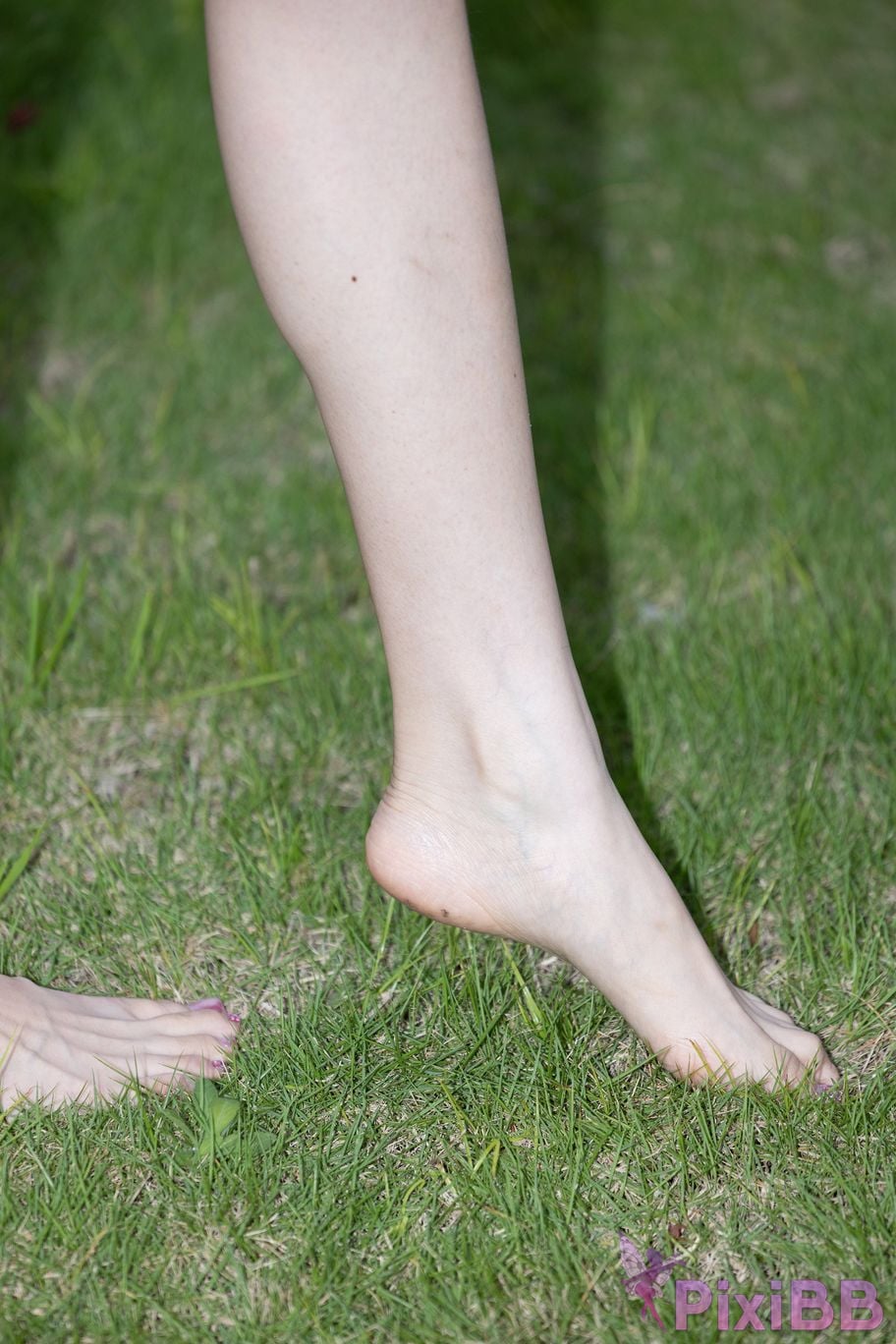 Featured Street Photography Works No.5660 Xiao Yue lawn bare feet PixiBB.COM 009