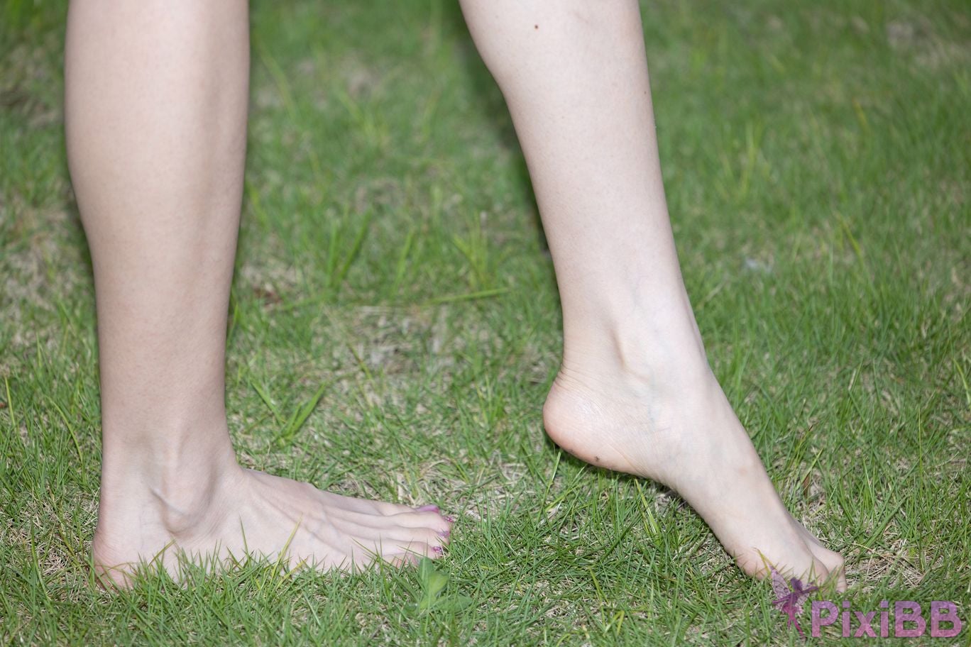Featured Street Photography Works No.5660 Xiao Yue lawn bare feet PixiBB.COM 010