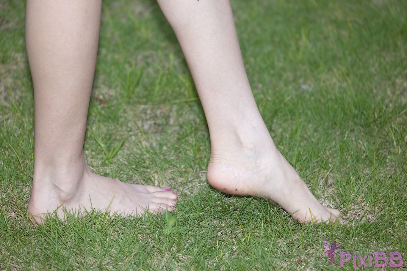 Featured Street Photography Works No.5660 Xiao Yue lawn bare feet PixiBB.COM 011