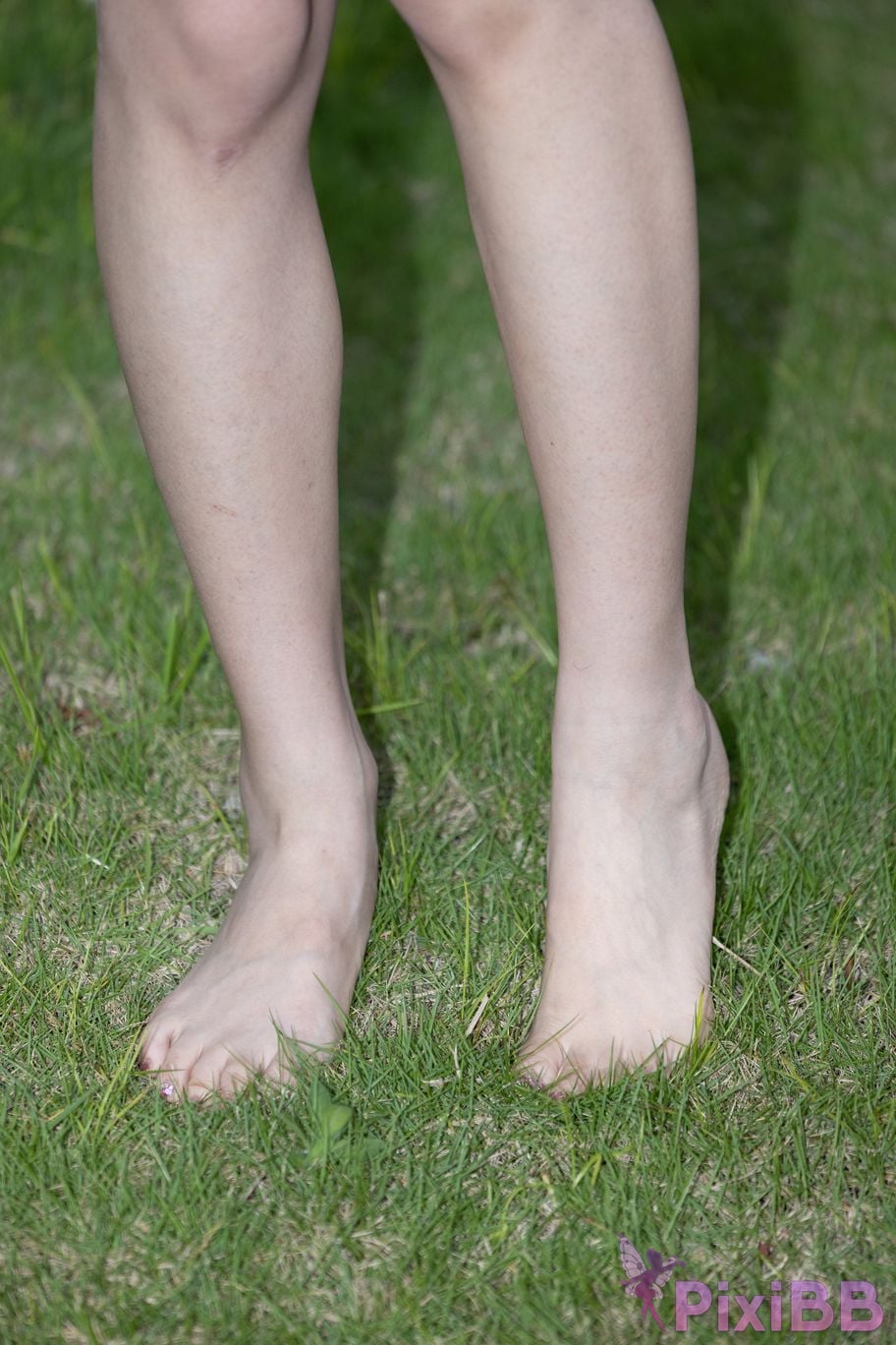 Featured Street Photography Works No.5660 Xiao Yue lawn bare feet PixiBB.COM 012