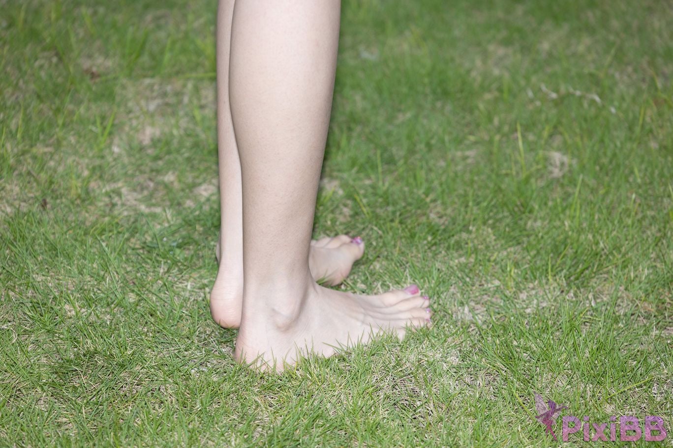 Featured Street Photography Works No.5660 Xiao Yue lawn bare feet PixiBB.COM 027