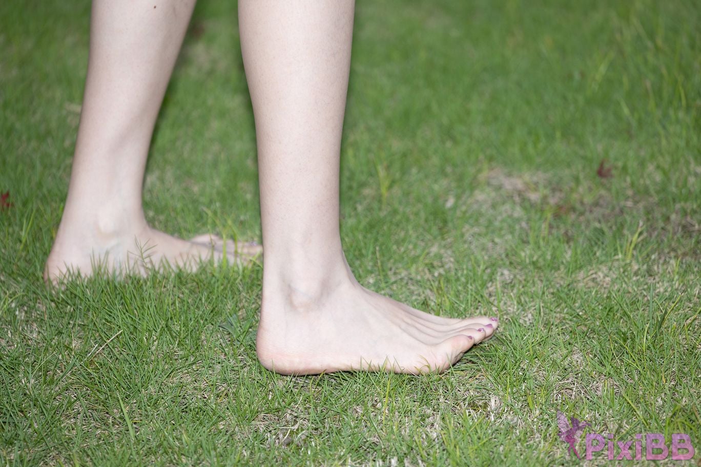 Featured Street Photography Works No.5660 Xiao Yue lawn bare feet PixiBB.COM 029