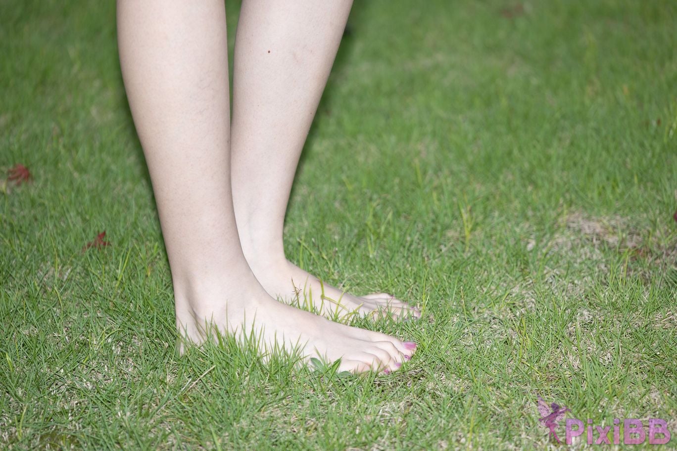 Featured Street Photography Works No.5660 Xiao Yue lawn bare feet PixiBB.COM 030