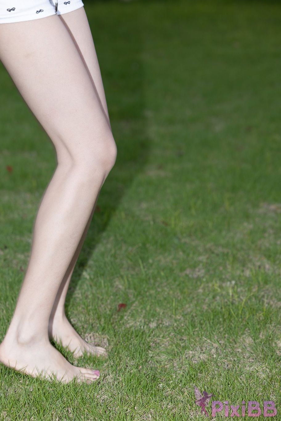 Featured Street Photography Works No.5660 Xiao Yue lawn bare feet PixiBB.COM 049