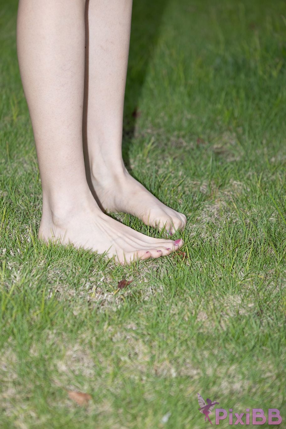 Featured Street Photography Works No.5660 Xiao Yue lawn bare feet PixiBB.COM 065