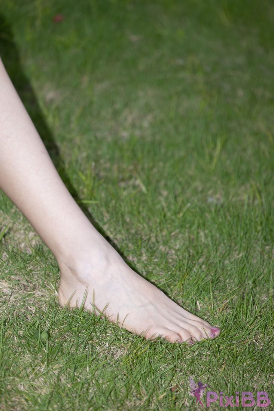Featured Street Photography Works No.5660 Xiao Yue lawn bare feet PixiBB.COM 101