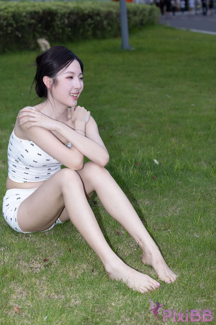 Featured Street Photography Works No.5660 Xiao Yue lawn bare feet PixiBB.COM 107