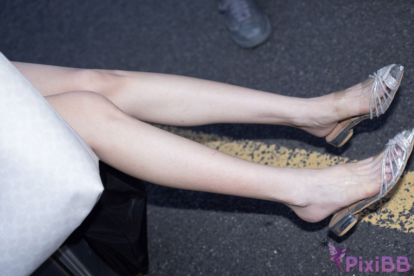 Featured Street Photography Works No.5660 Xiao Yue lawn bare feet PixiBB.COM 138