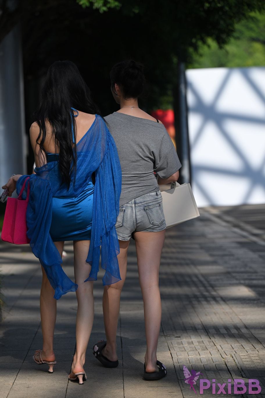 Featured Street Photography Works No.5663 hip covering skirt vs tight hot pants PixiBB.COM 052