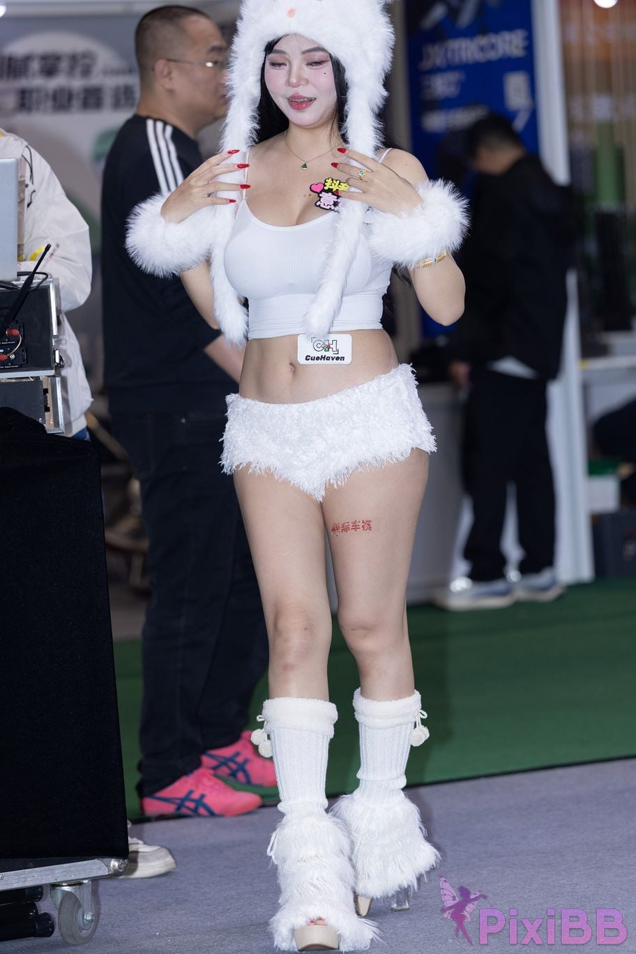 Featured Street Photography Works No.5671 White hot pants meaning PixiBB.COM 050