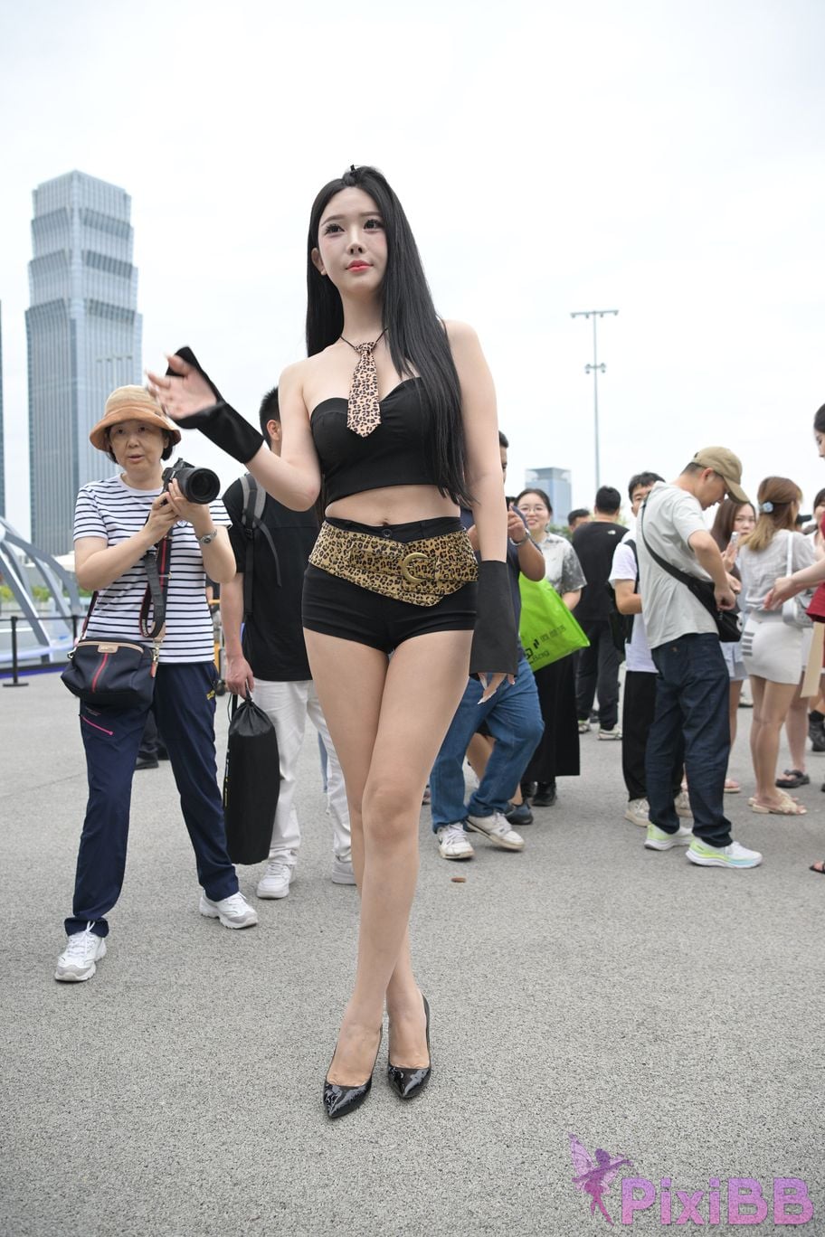 Featured Street Photography Works No.5680 Long legs leopard print PixiBB.COM 081