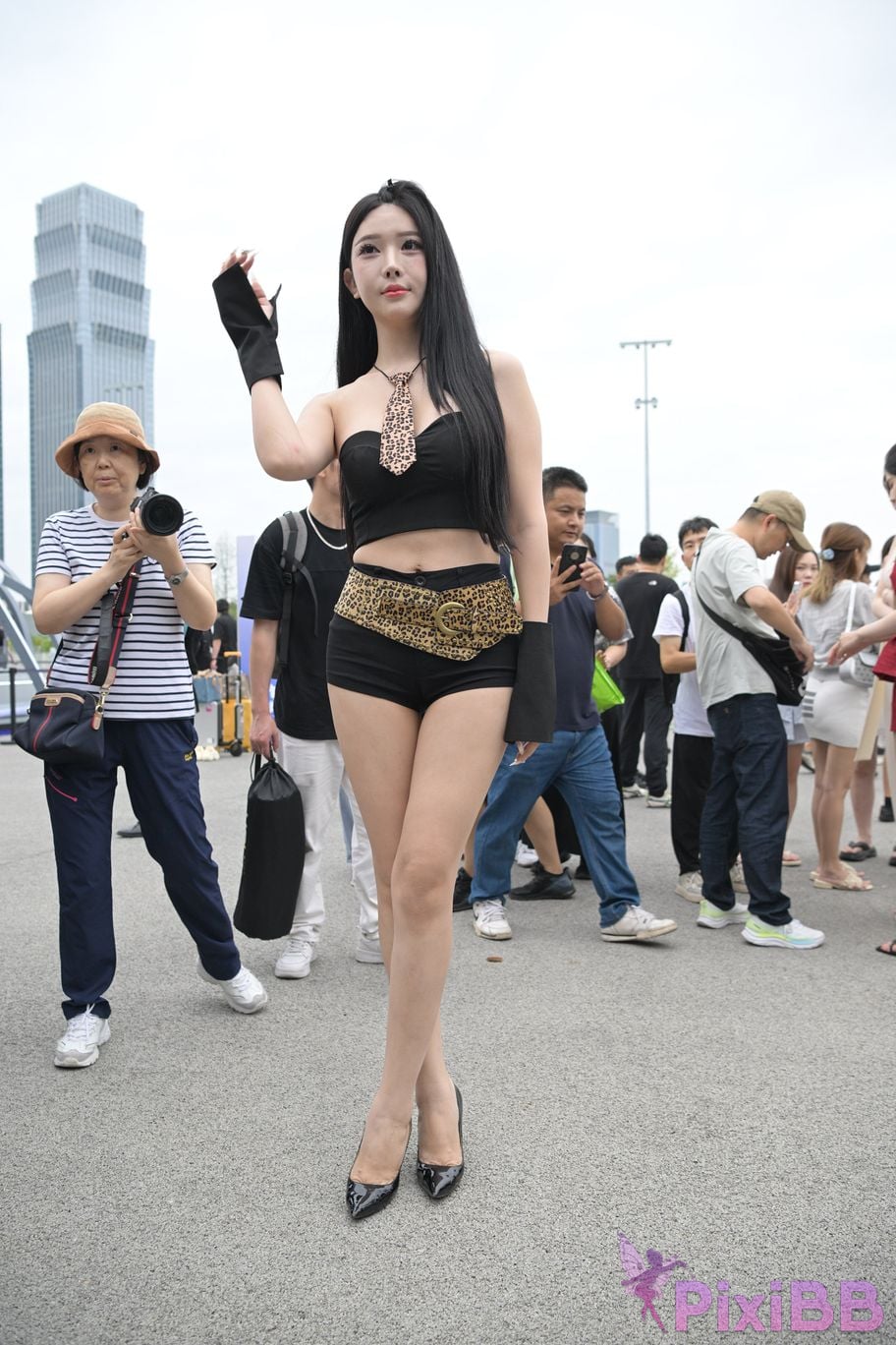 Featured Street Photography Works No.5680 Long legs leopard print PixiBB.COM 082