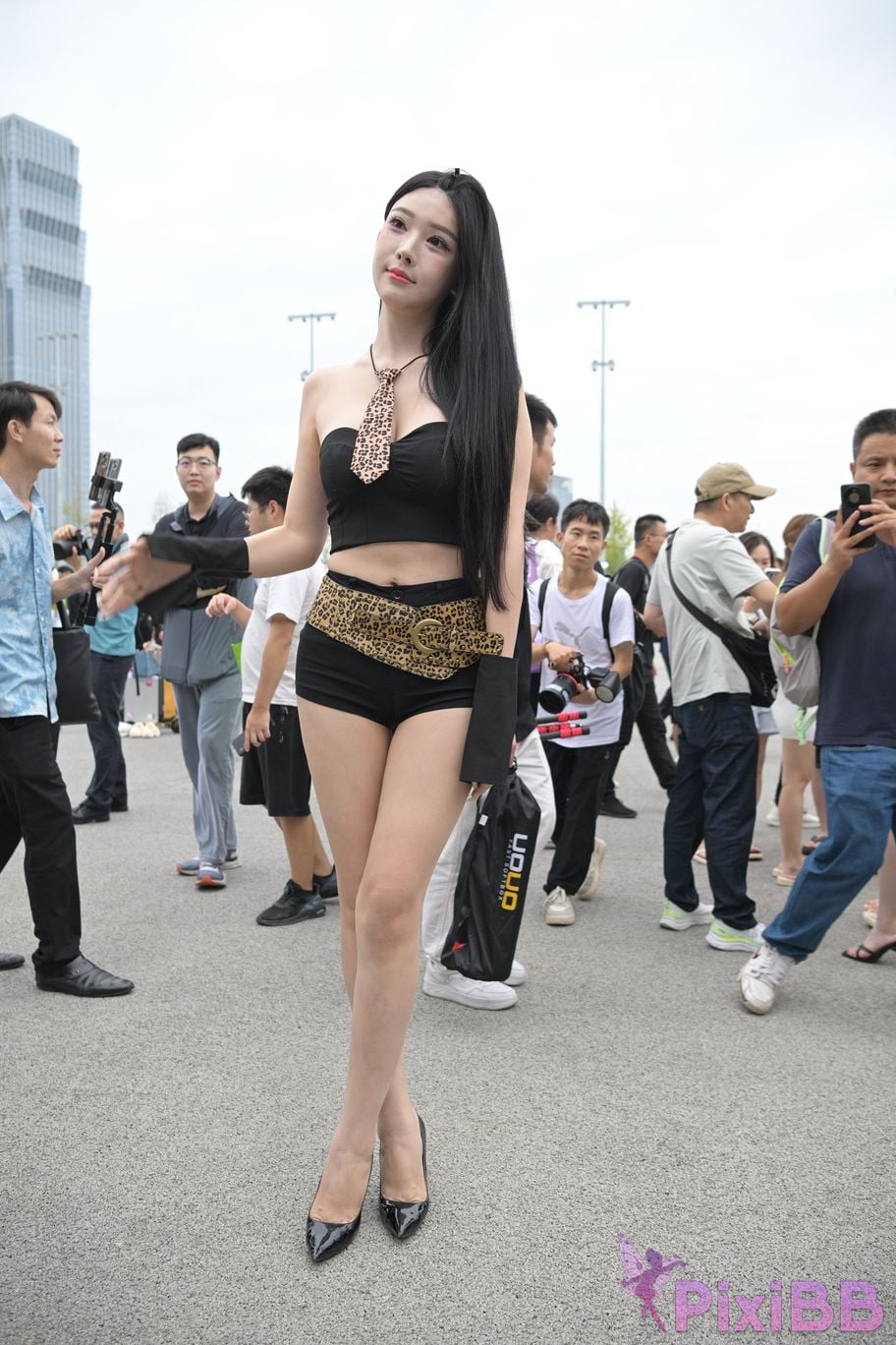 Featured Street Photography Works No.5680 Long legs leopard print PixiBB.COM 083