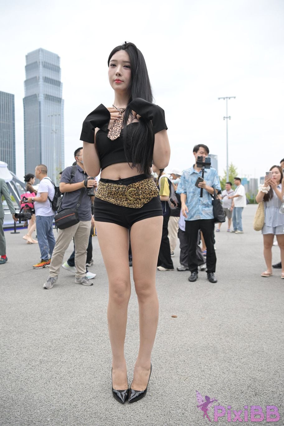 Featured Street Photography Works No.5680 Long legs leopard print PixiBB.COM 097