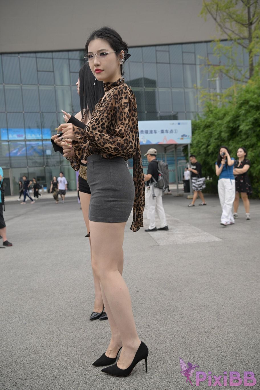 Featured Street Photography Works No.5680 Long legs leopard print PixiBB.COM 225