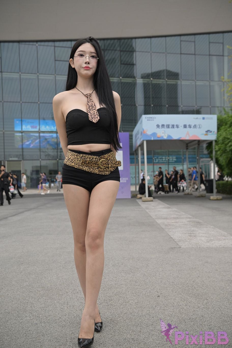 Featured Street Photography Works No.5680 Long legs leopard print PixiBB.COM 226
