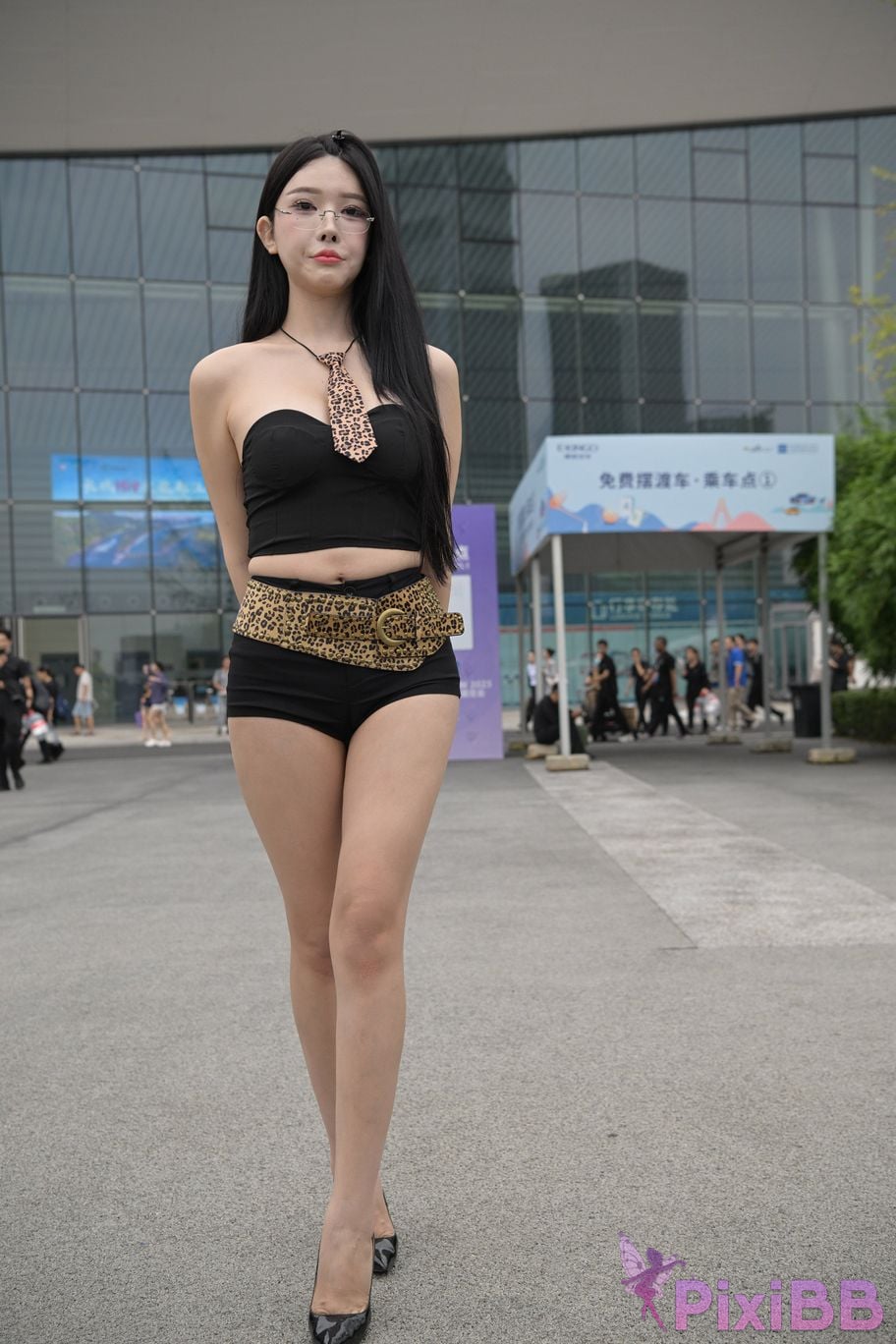 Featured Street Photography Works No.5680 Long legs leopard print PixiBB.COM 227