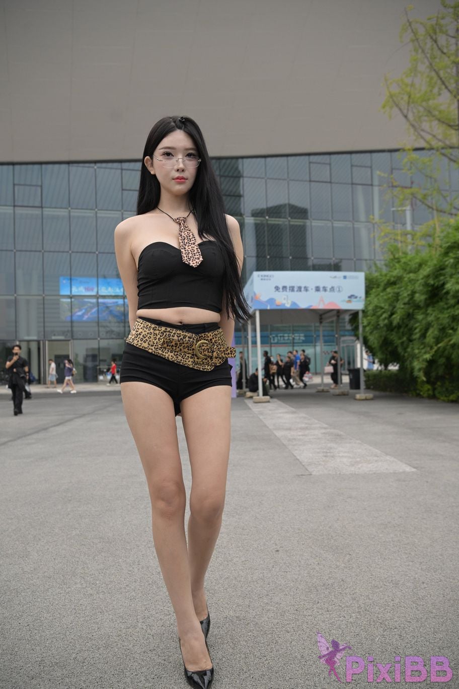 Featured Street Photography Works No.5680 Long legs leopard print PixiBB.COM 230