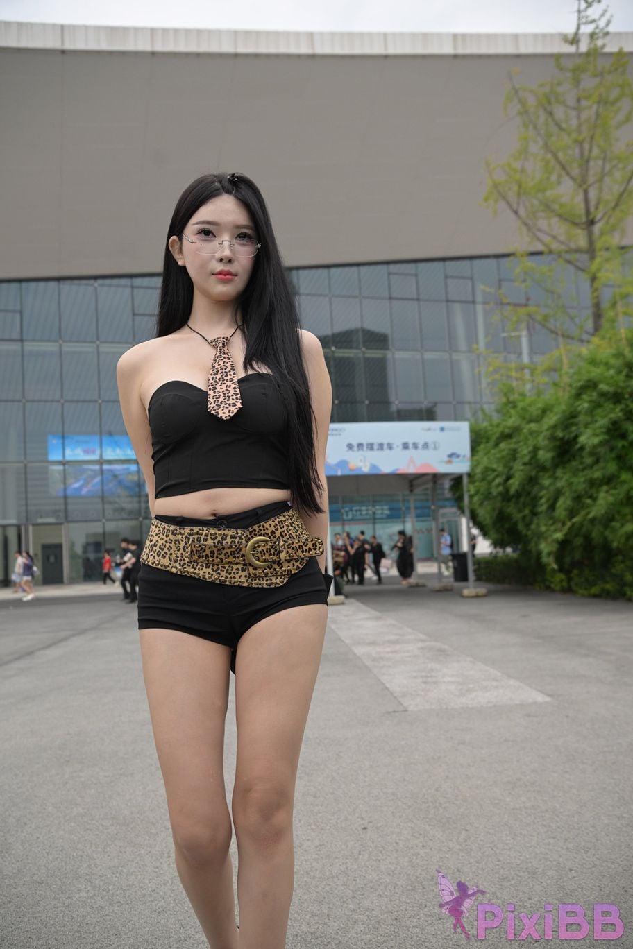 Featured Street Photography Works No.5680 Long legs leopard print PixiBB.COM 233