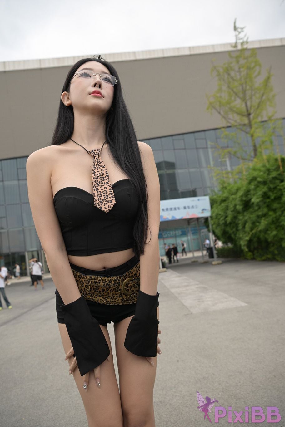 Featured Street Photography Works No.5680 Long legs leopard print PixiBB.COM 240