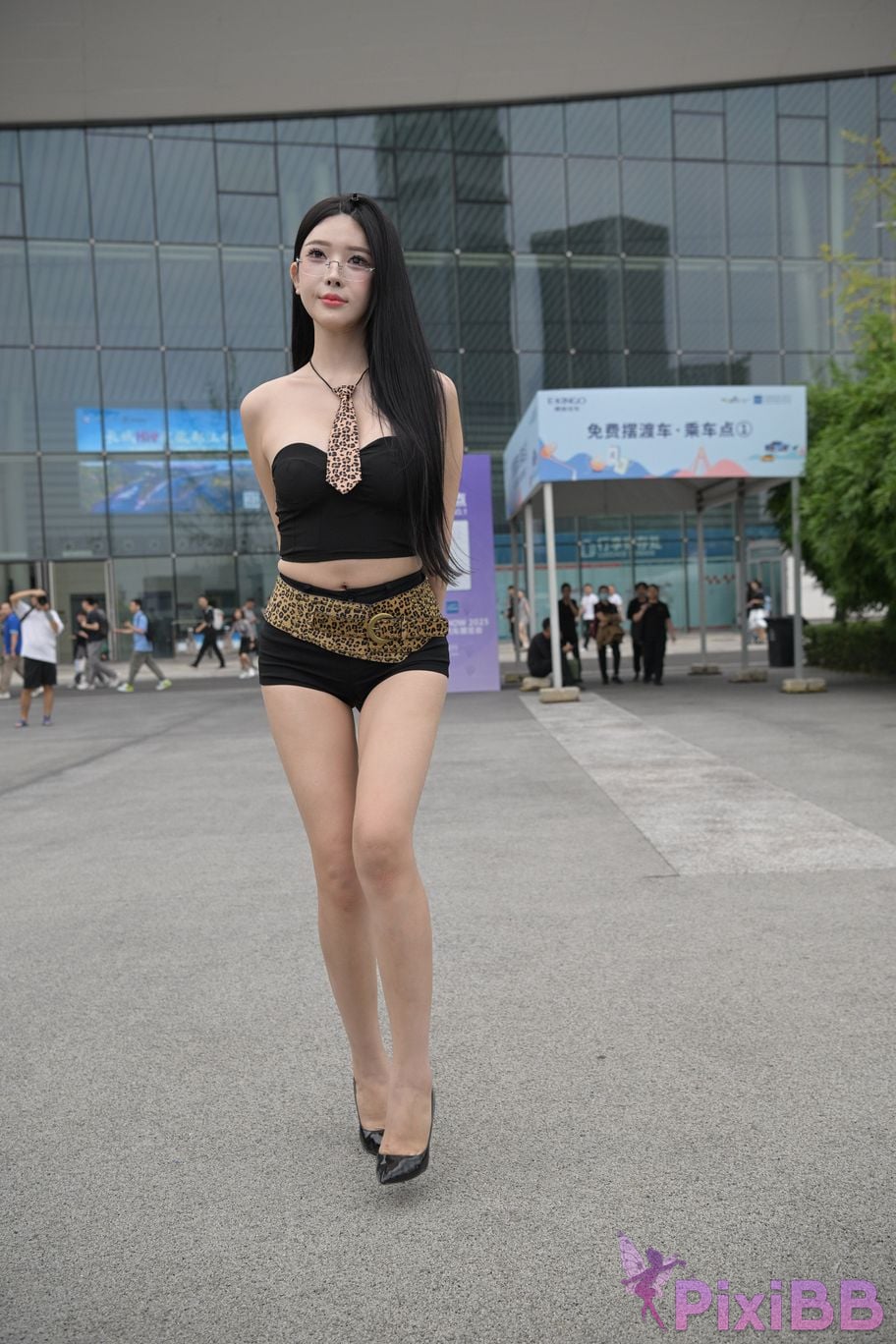 Featured Street Photography Works No.5680 Long legs leopard print PixiBB.COM 243