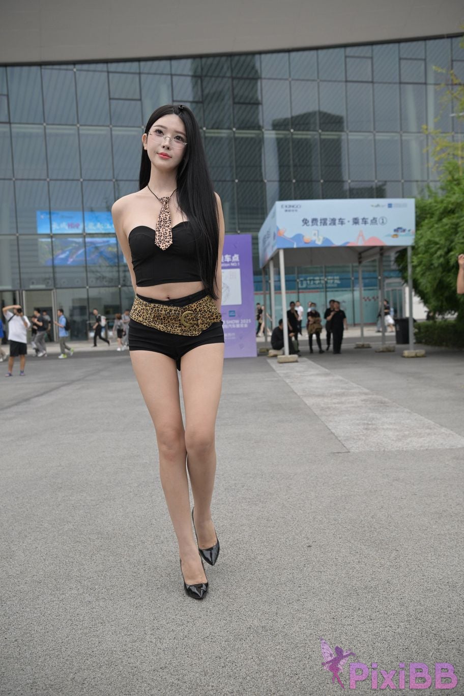 Featured Street Photography Works No.5680 Long legs leopard print PixiBB.COM 244