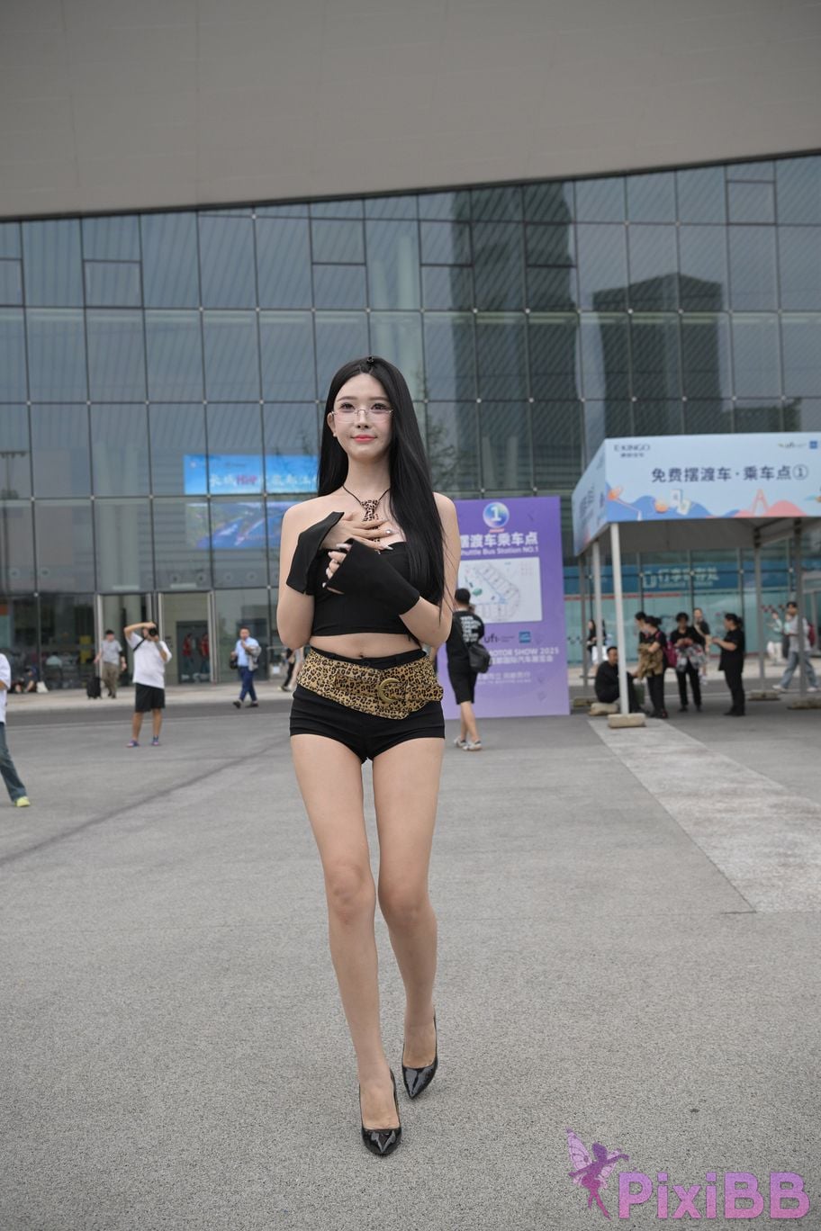 Featured Street Photography Works No.5680 Long legs leopard print PixiBB.COM 245