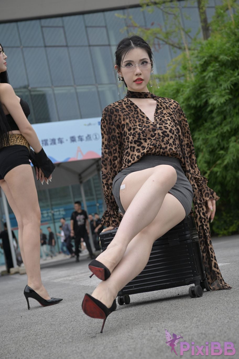 Featured Street Photography Works No.5680 Long legs leopard print PixiBB.COM 249