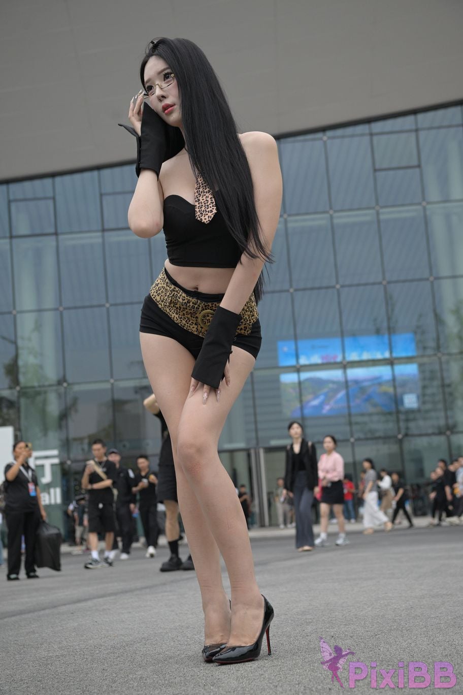 Featured Street Photography Works No.5680 Long legs leopard print PixiBB.COM 256