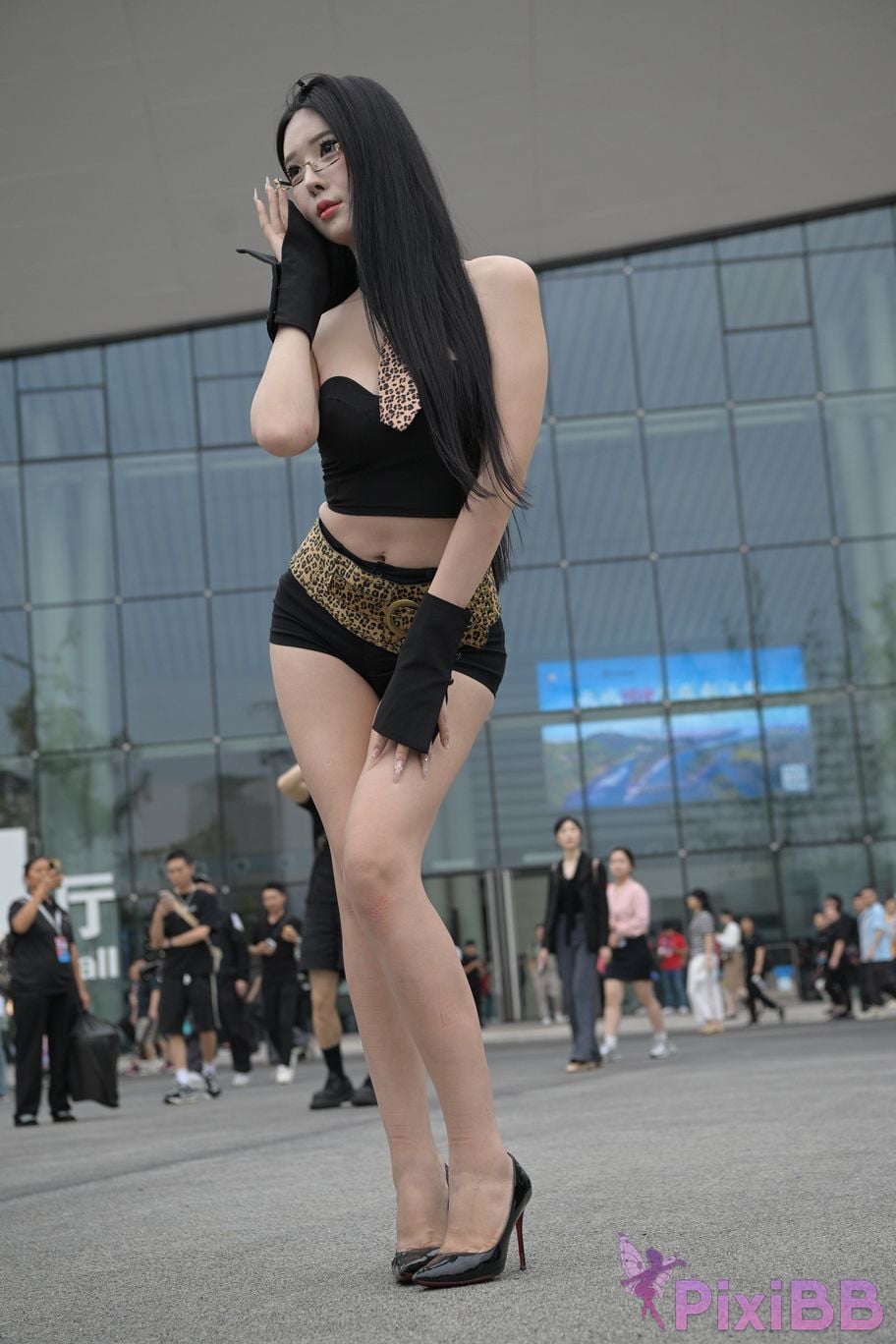 Featured Street Photography Works No.5680 Long legs leopard print PixiBB.COM 257