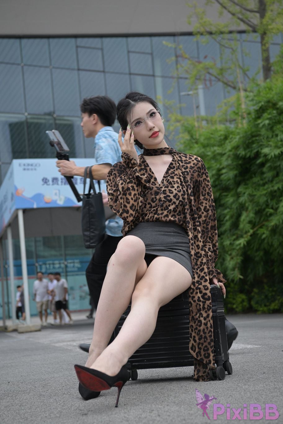 Featured Street Photography Works No.5680 Long legs leopard print PixiBB.COM 258