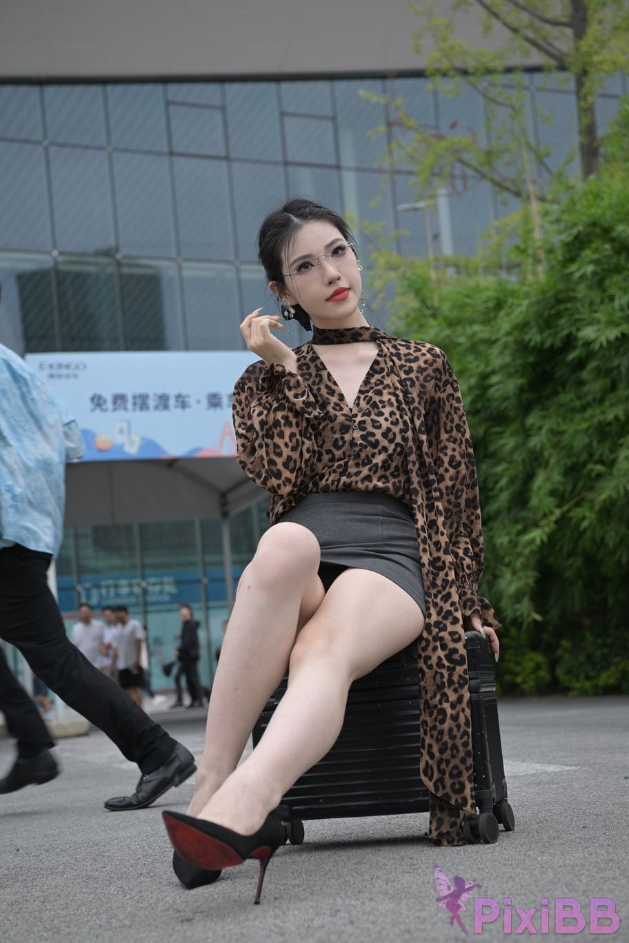 Featured Street Photography Works No.5680 Long legs leopard print PixiBB.COM 259