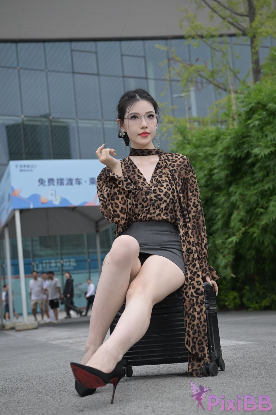 Featured Street Photography Works No.5680 Long legs leopard print PixiBB.COM 260