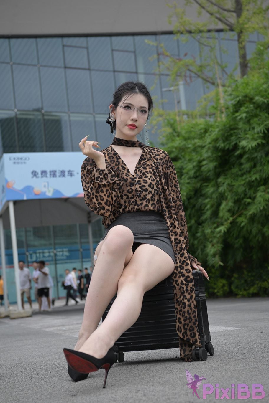 Featured Street Photography Works No.5680 Long legs leopard print PixiBB.COM 261