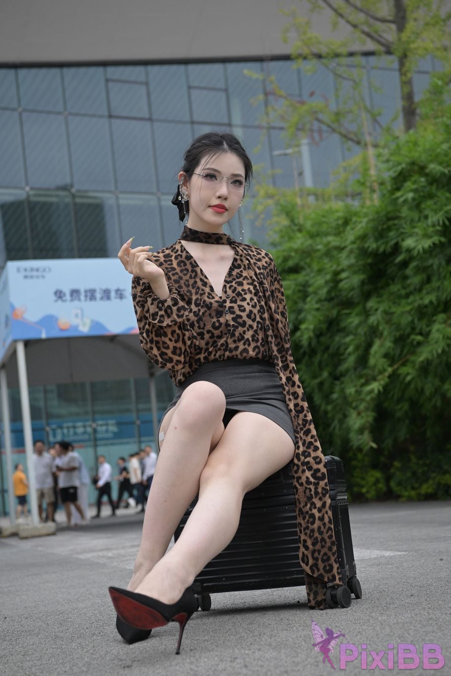Featured Street Photography Works No.5680 Long legs leopard print PixiBB.COM 262