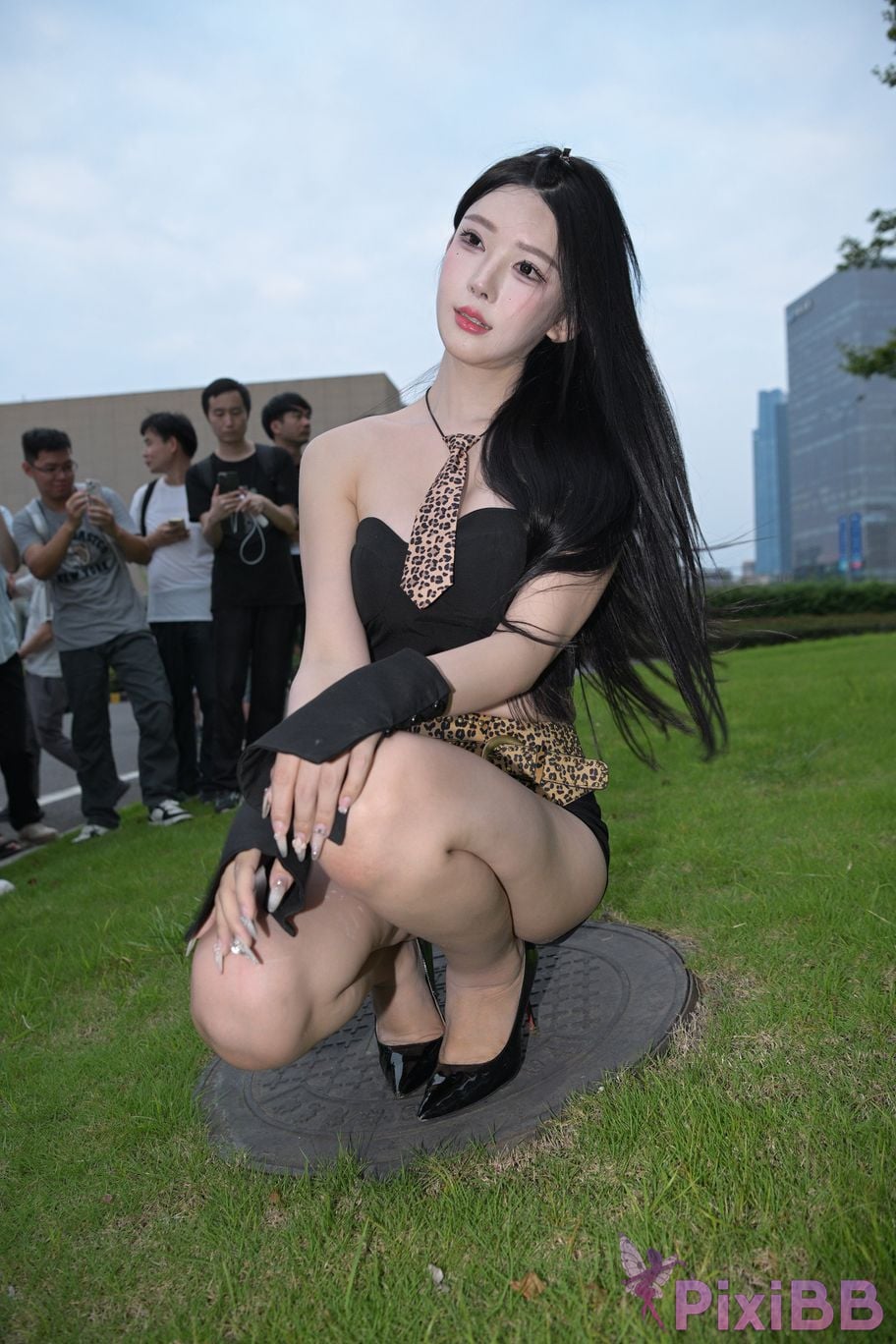 Featured Street Photography Works No.5680 Long legs leopard print PixiBB.COM 265