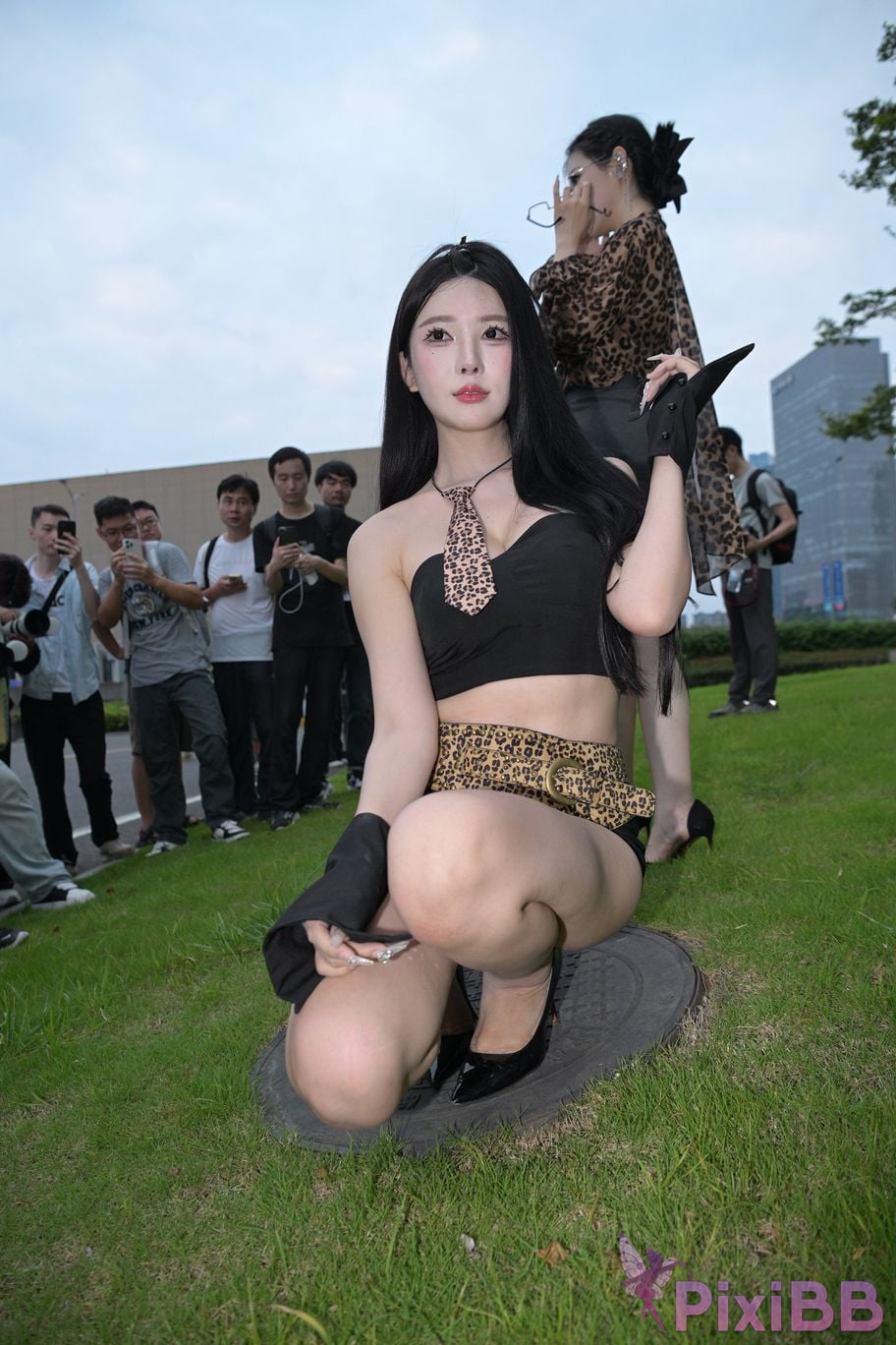 Featured Street Photography Works No.5680 Long legs leopard print PixiBB.COM 272