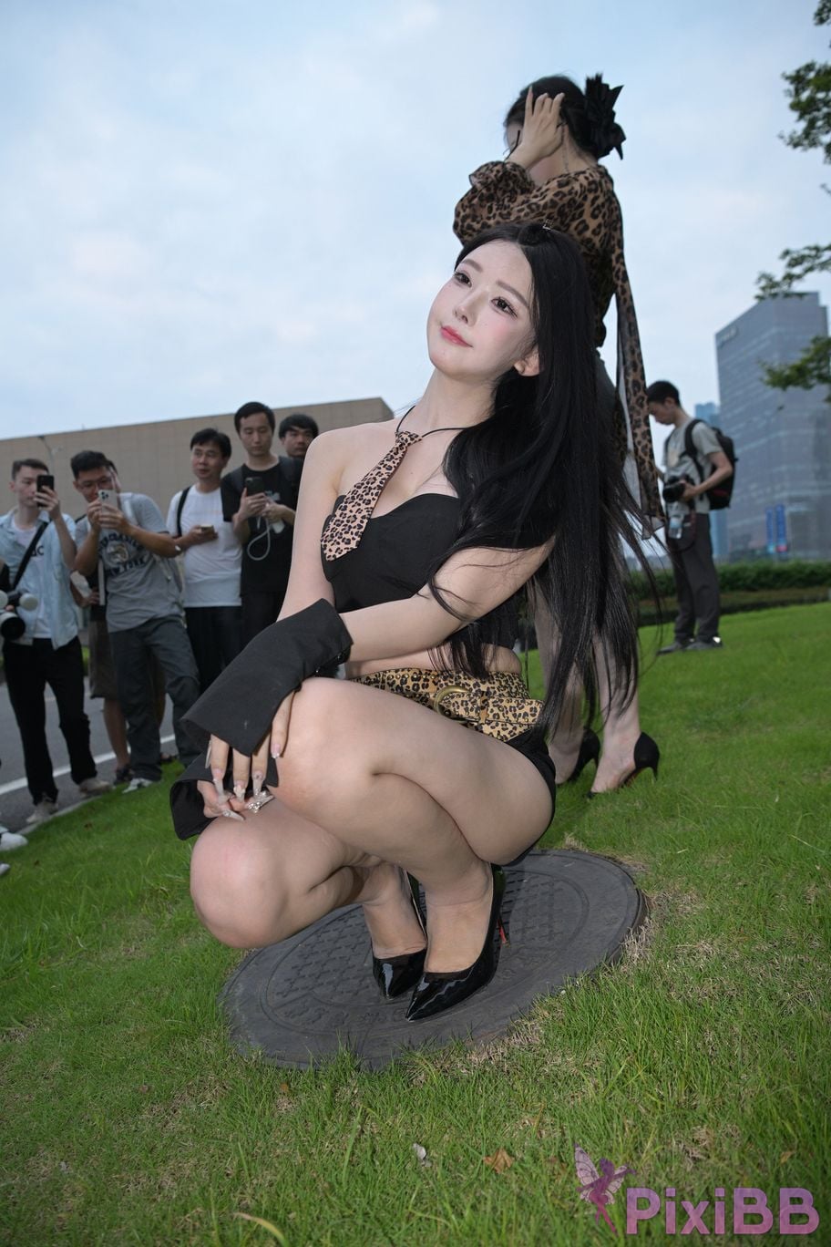 Featured Street Photography Works No.5680 Long legs leopard print PixiBB.COM 273