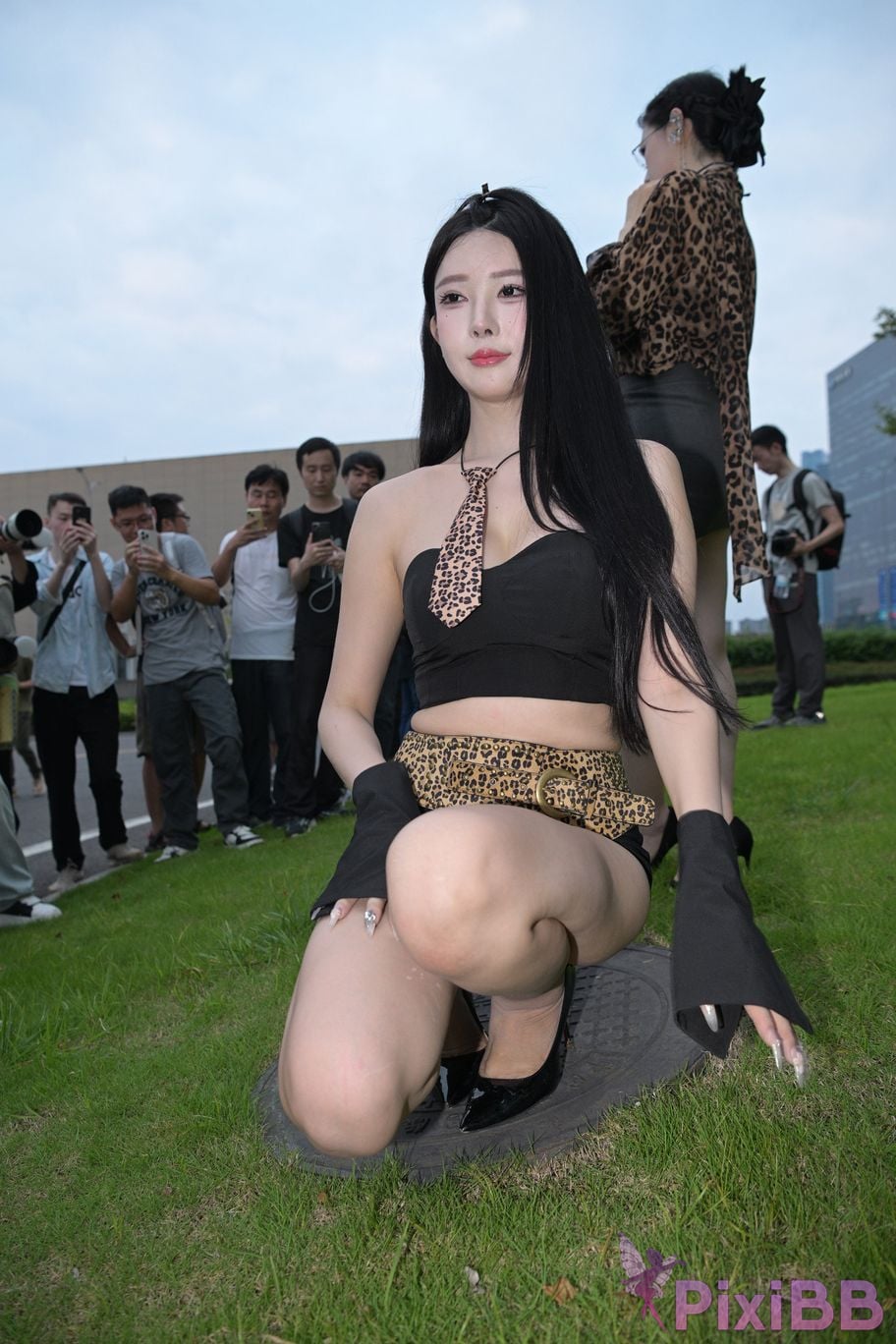 Featured Street Photography Works No.5680 Long legs leopard print PixiBB.COM 278