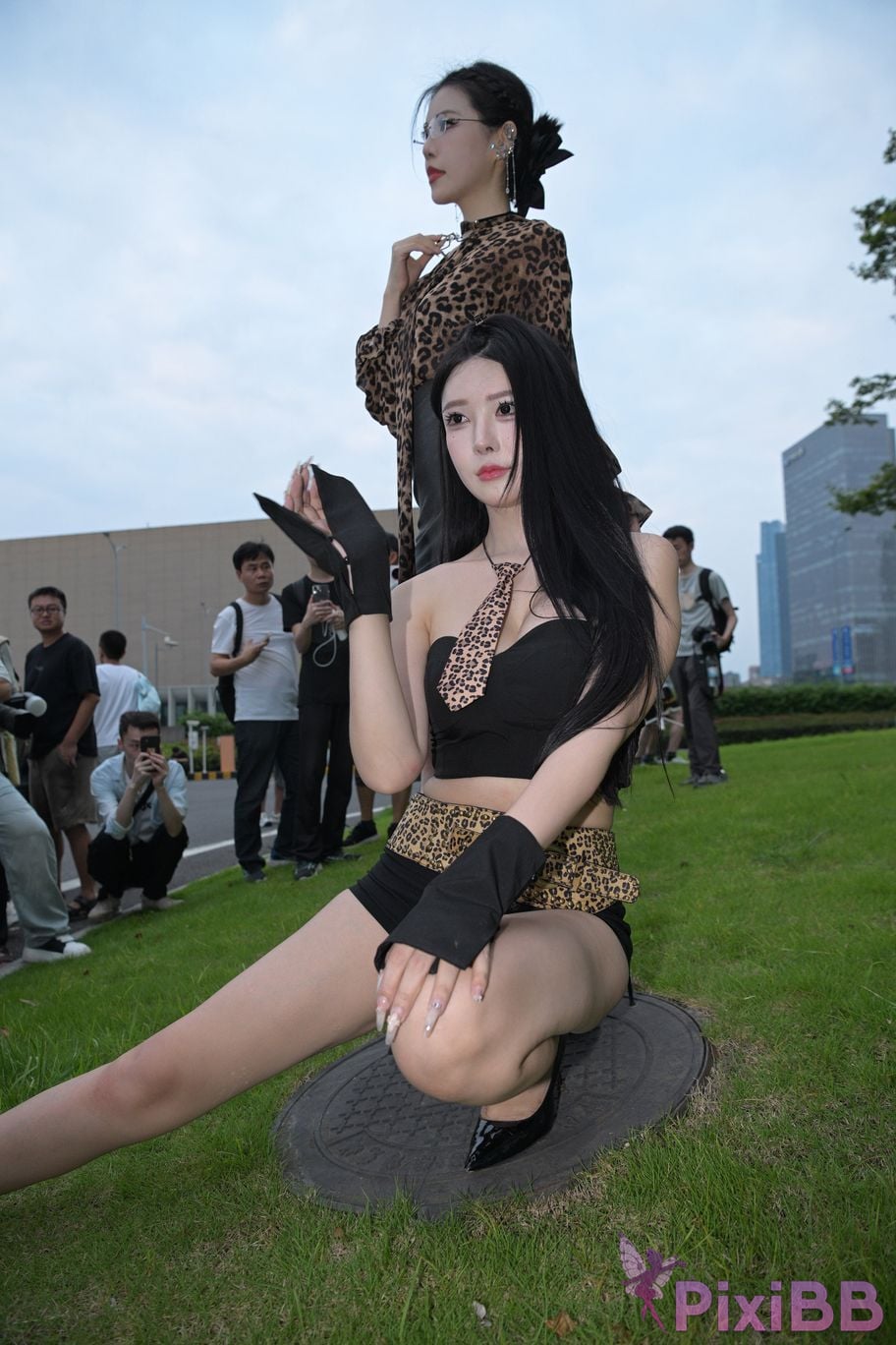 Featured Street Photography Works No.5680 Long legs leopard print PixiBB.COM 282