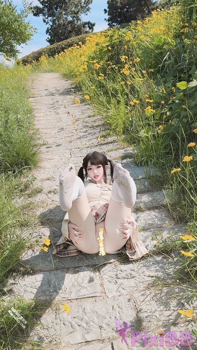Cosplayer Vanilla Milk Meow Two tailed white tiger loli exposed outdoors PixiBB.COM 148