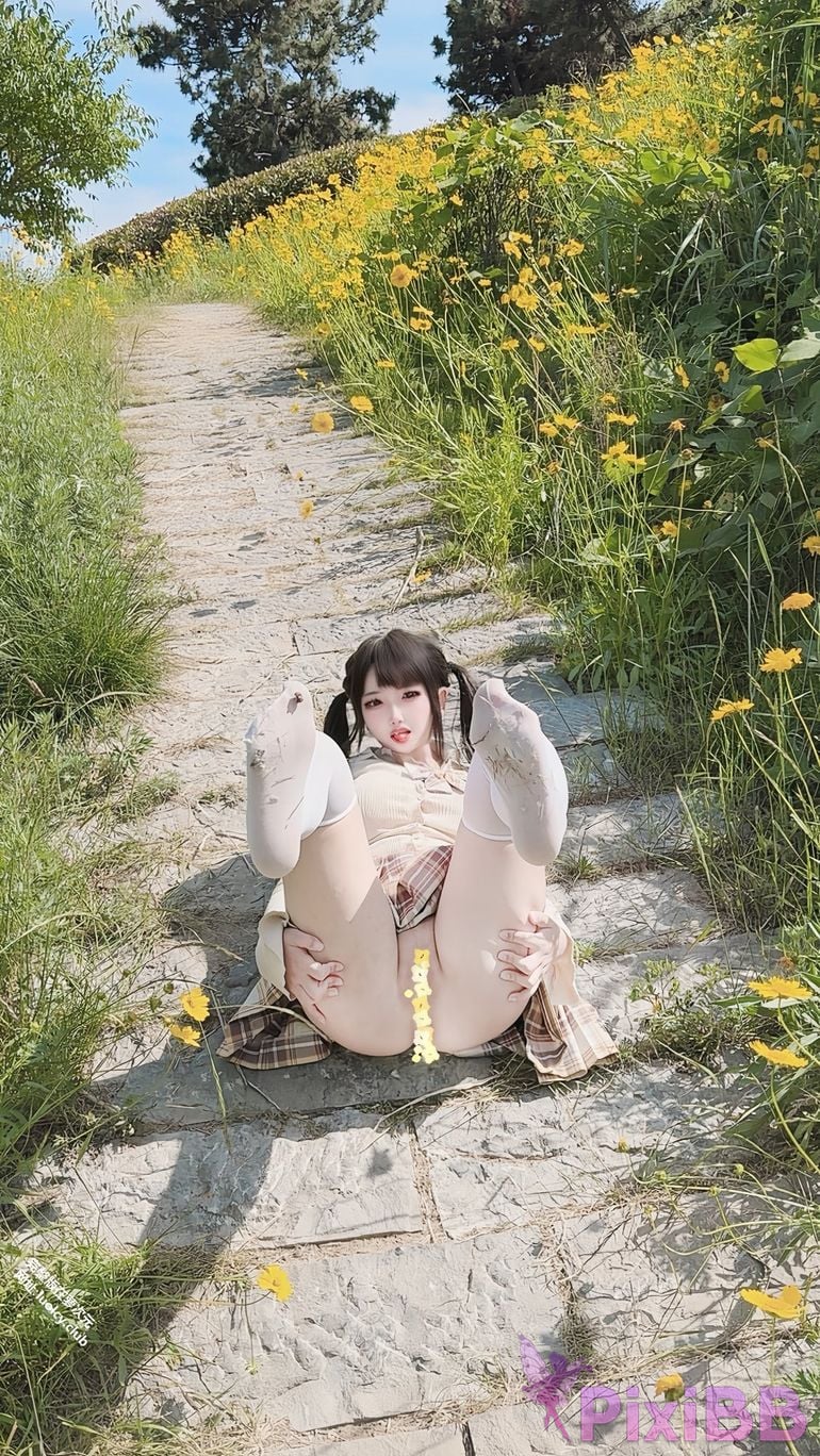 Cosplayer Vanilla Milk Meow Two tailed white tiger loli exposed outdoors PixiBB.COM 223