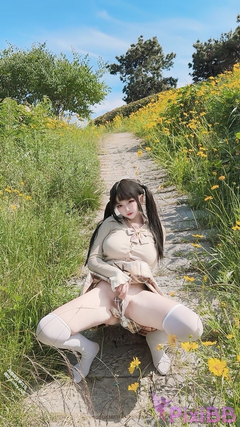 Cosplayer Vanilla Milk Meow Two tailed white tiger loli exposed outdoors PixiBB.COM 226