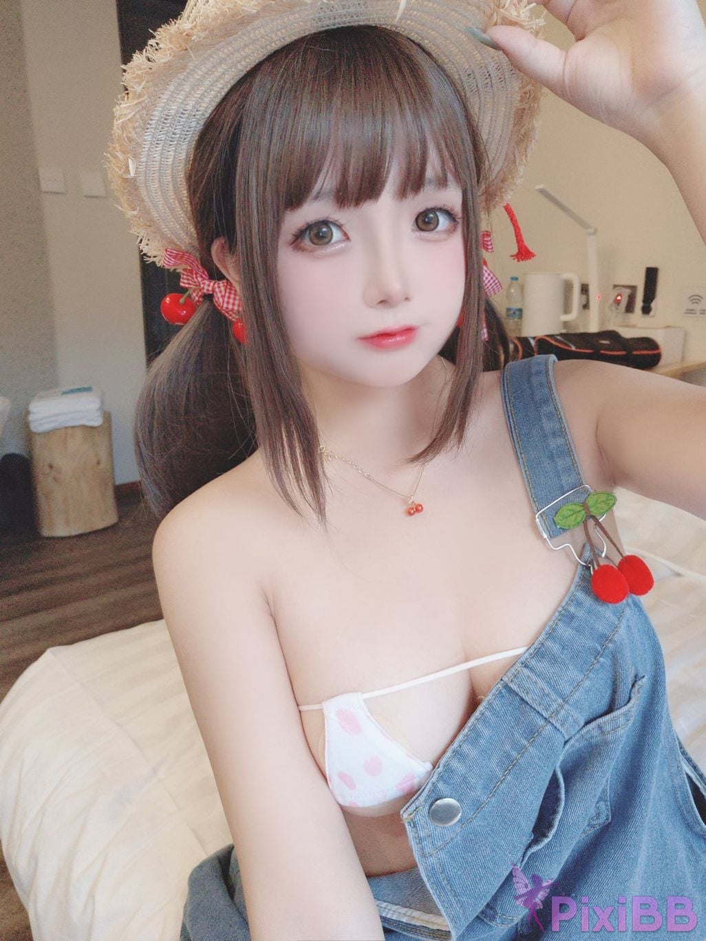Cosplayer Hinajiao suspender jeans PixiBB.COM 013