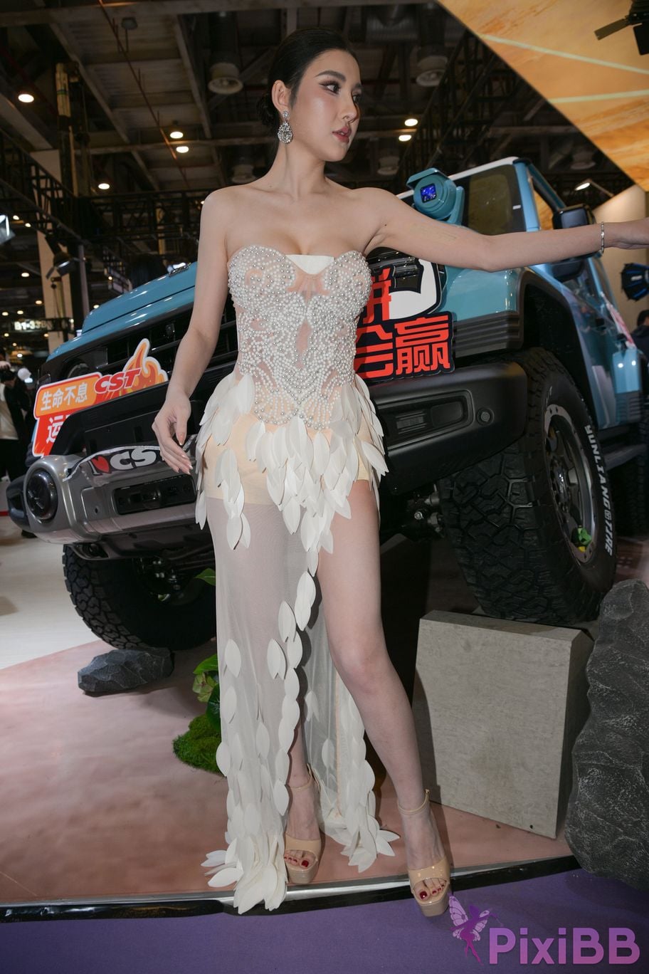 Featured Street Photography Works No.5698 Low cut little Luna PixiBB.COM 112