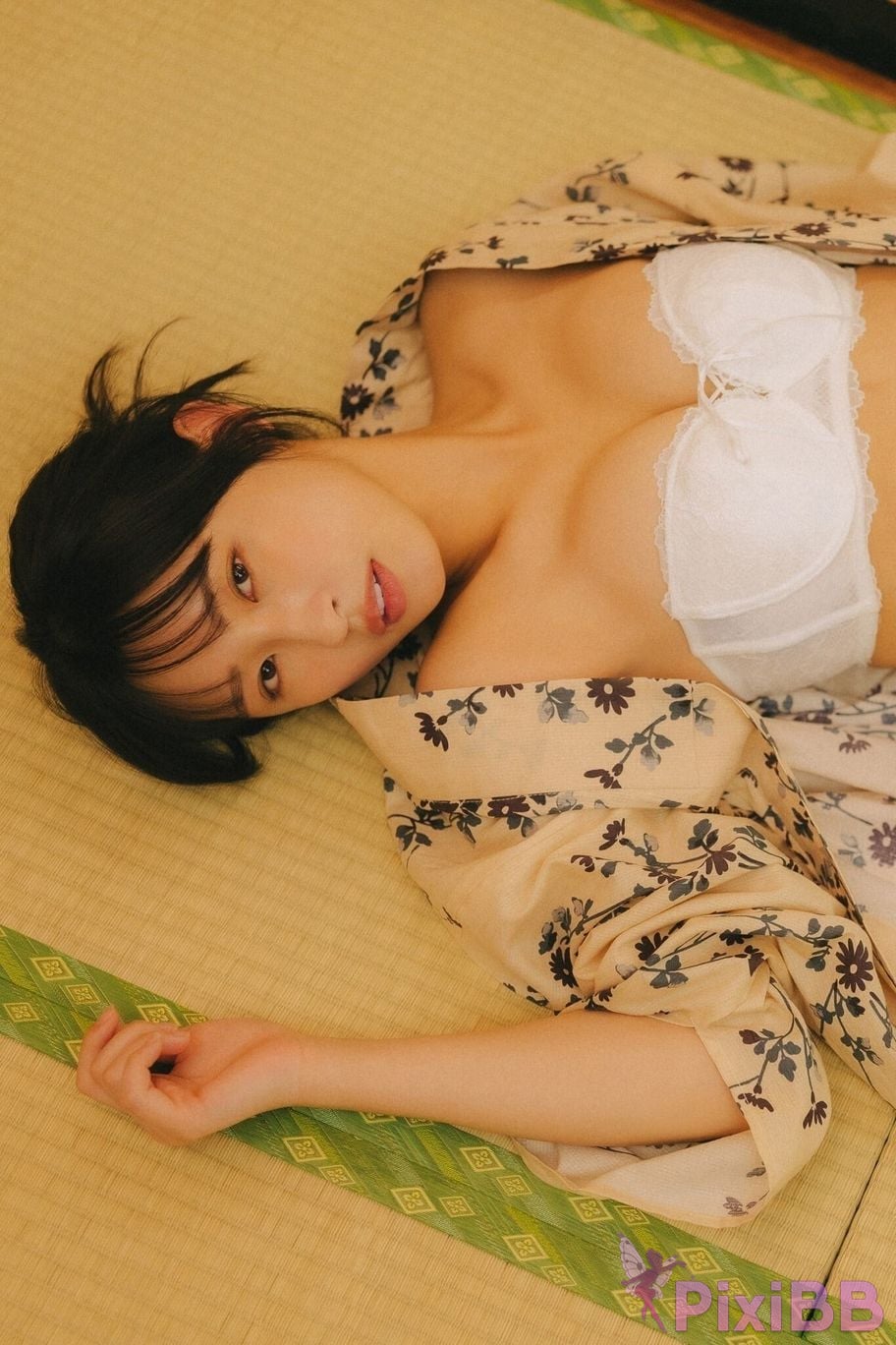 Japanese Idol Hinata Matsumoto FRIDAY digital photo book Bodies staring at each other Vol.2 100 Page super deluxe edition PixiBB.COM 033